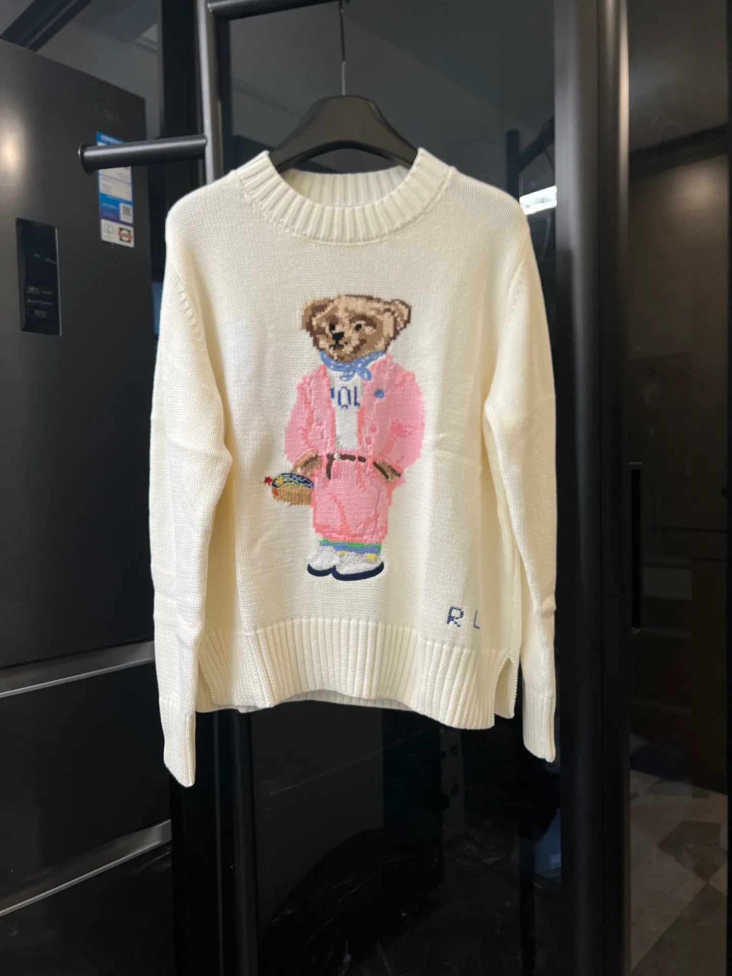 P430 [Next day] Rah Lauren/Raph classic bear wool round neck pullover sweater (off-white) High-end customized wool blended yarn fabric 90% wool 10% cashmere material Skin-friendly, delicate, soft and comfortable One-piece back-shoulder gathers Size: s m l Detailed sizes can be found in Figure 9